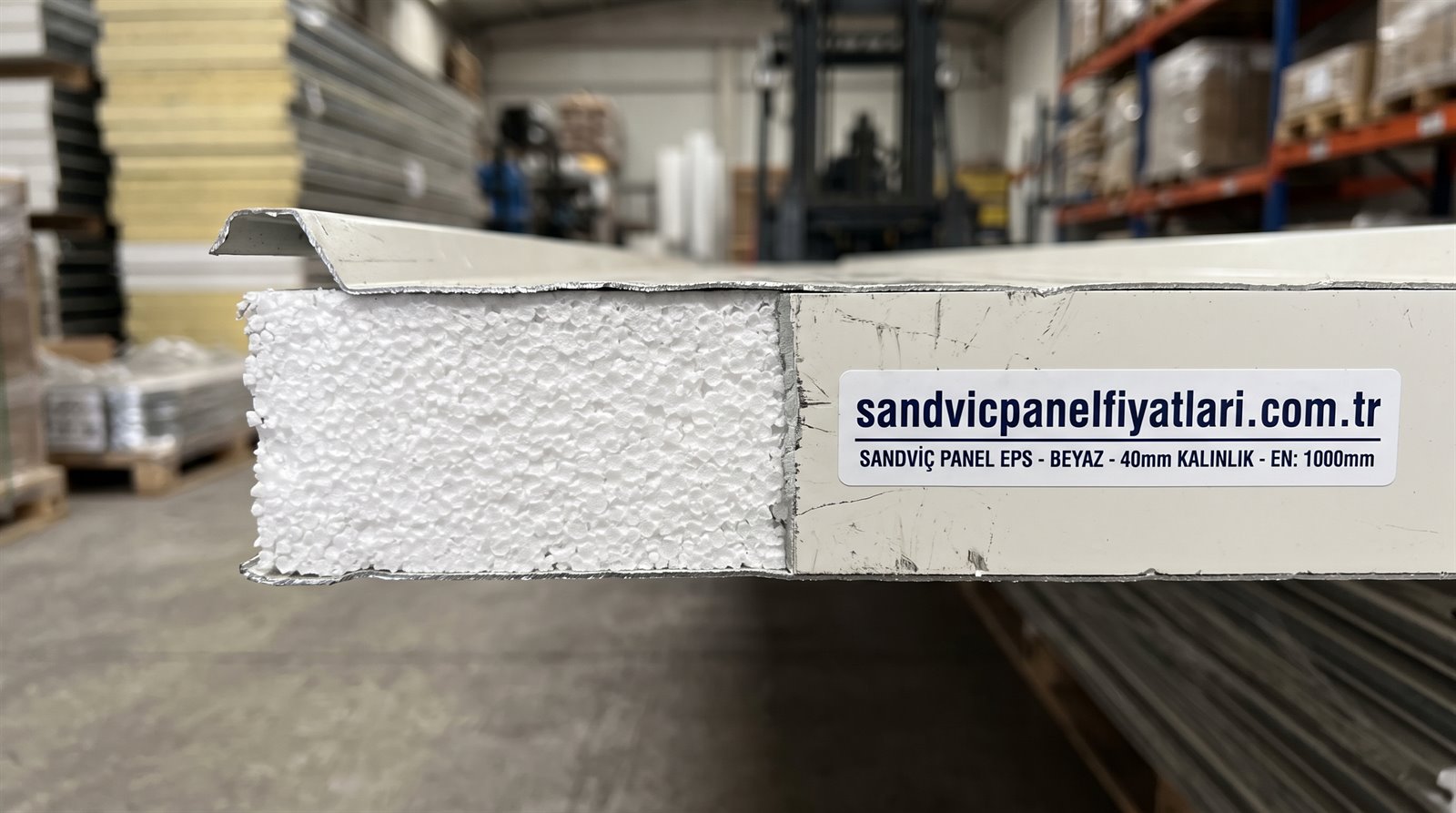 EPS dolgulu sandviç panel kesiti, beyaz boncuklu köpük dokusu