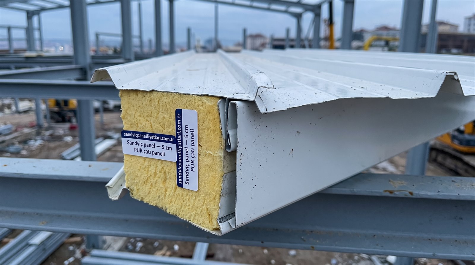 PUR dolgulu sandviç panel kesiti, sarı poliüretan dolgu