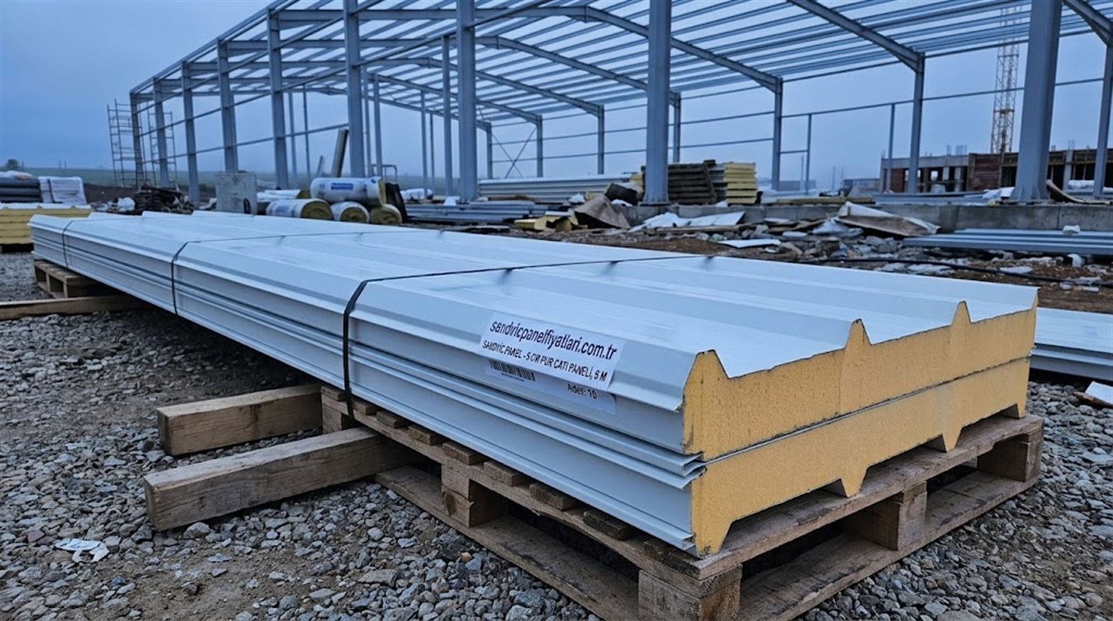 Sandviç panel 5 cm PUR çatı paneli, 6 m, şantiyede montaj öncesi paket