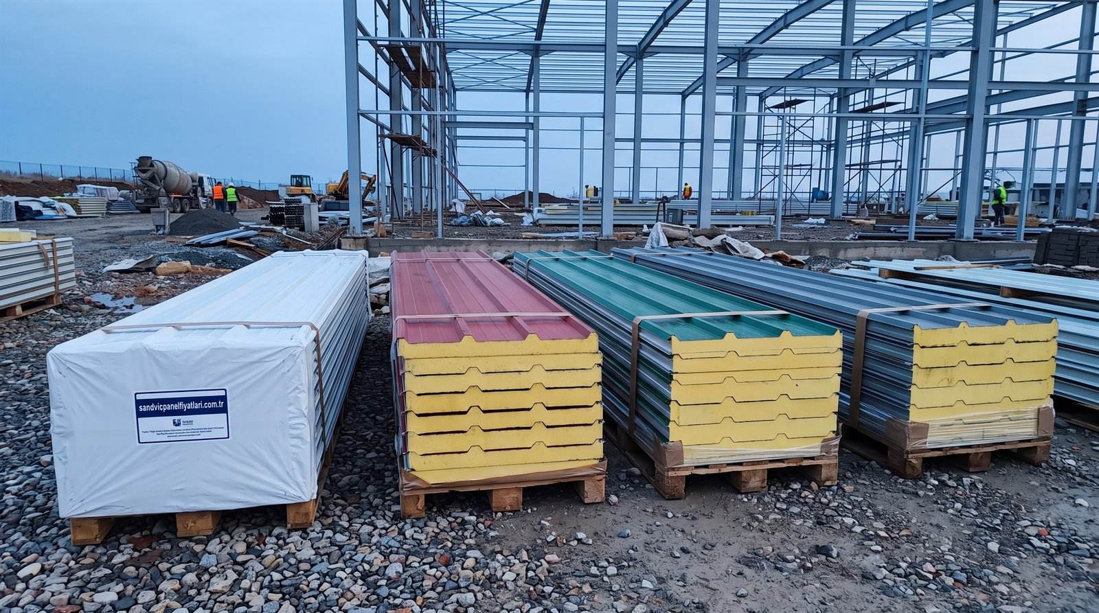 Farklı RAL renklerinde sandviç panel paketleri yan yana