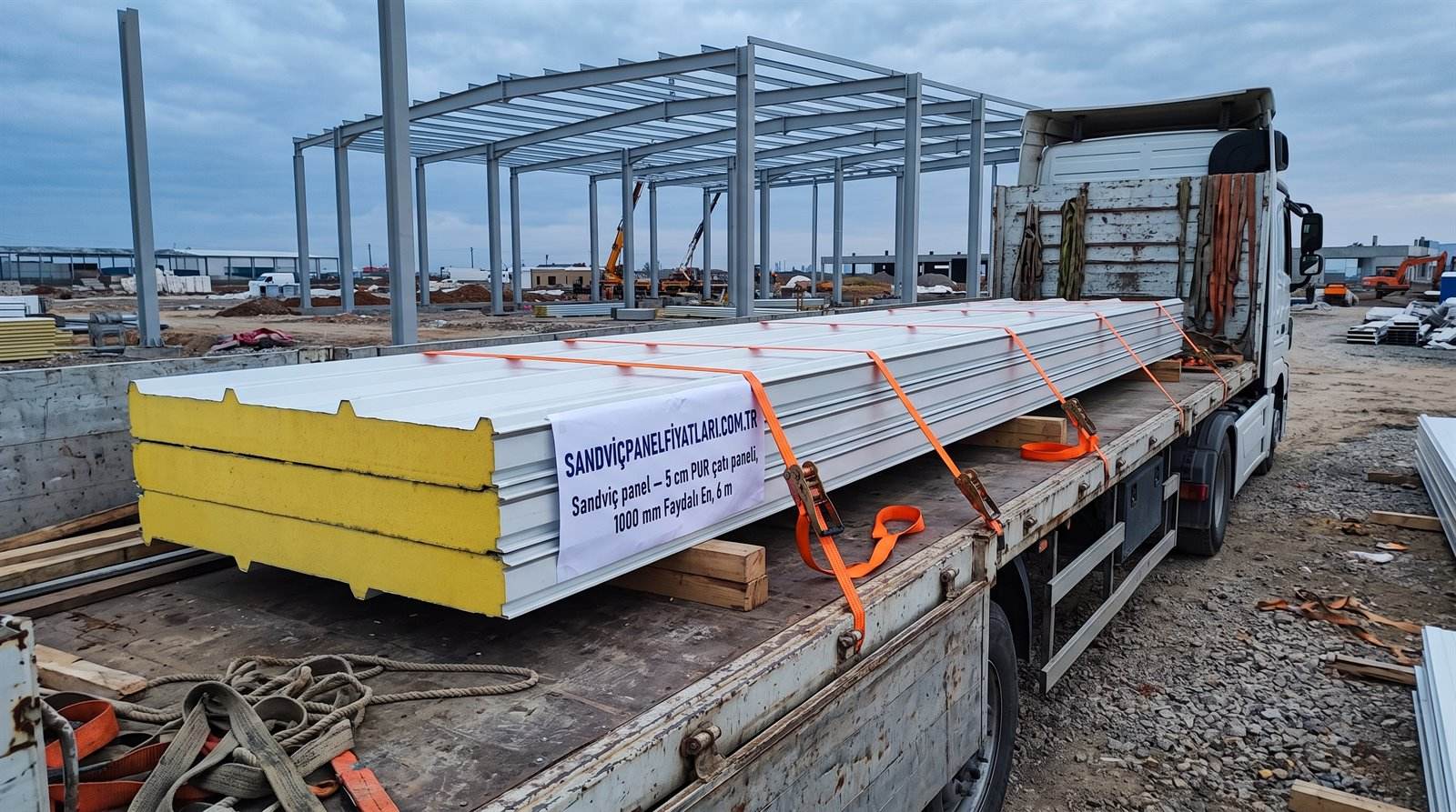 Sandviç panel paketleri tır dorsesine yüklenmiş, sevkiyat öncesi